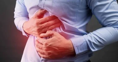 7 عادات يومية تضر هضمك.. وسرعة الأكل على رأسها