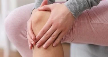 آلام المفاصل: متى تستدعي زيارة الطبيب فورًا؟