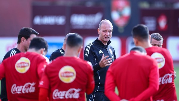 أحمد حسن يشن هجوما على صفقات الأهلي الجديدة ويصفها بالنقمة على الفريق