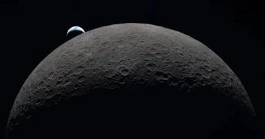 أرتميس 2 تكتشف اصطدامات نيزكية مفاجئة على القمر مما يفجر احتفالات ناسا