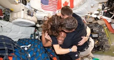 أرتميس 2: حضن ودموع ورسالة حب من حدود القمر