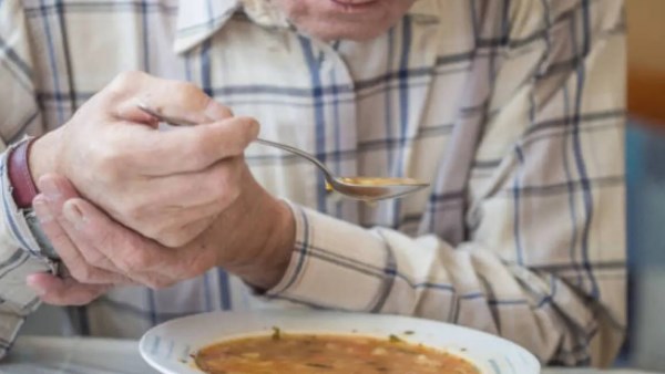 أسباب ارتفاع إصابات باركنسون بين الرجال ودور هرمون الإستروجين في حماية النساء عصبياً