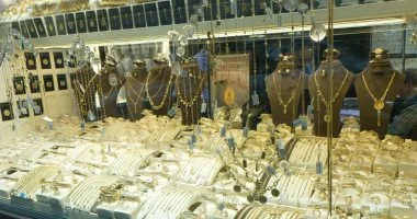 أسعار الذهب تقفز بأكثر من 2% عالميا بدعم من تراجع الدولار وهدوء التوترات الجيوسياسية