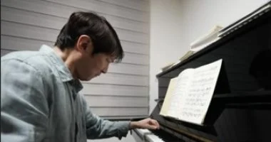 أصيب بالشلل فعزف البيانو بيد واحدة: قصة إصرار على تجاوز الجلطة الدماغية