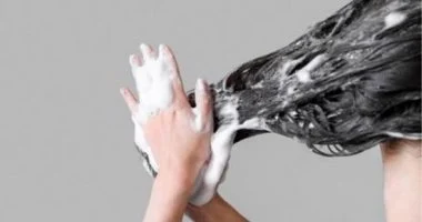 أطباء الجلدية يحسمون الجدل: غسل الشعر يومياً ليس بالضرورة مضرًا