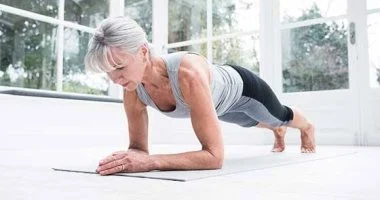 أطباء يحذرون: نقص خفي يهدد عظامك رغم تناول الكالسيوم