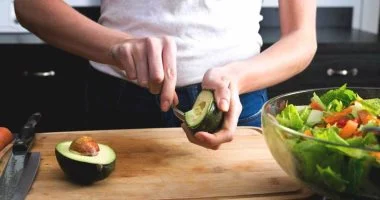 أطباء يكشفون أسرار خفض الكوليسترول طبيعياً.. نصائح وقائية للمخاطر