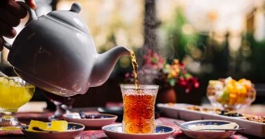 أطعمة ومشروبات سحرية لتهدئة الحلق المتعب وتسريع الشفاء