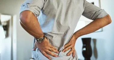 ألم الظهر المستمر: مؤشر لانزلاق غضروفي وكيفية تجنبه
