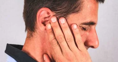 أمراض أذن شائعة تنذر بزيادة خطر الإصابة بالخرف
