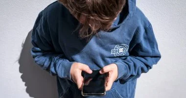 إستونيا: الحل ليس بحظر السوشيال ميديا للأطفال بل تنظيمه