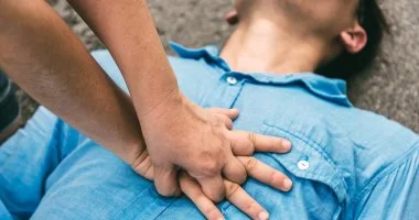 إسعافات أولية ضرورية: ٥ إجراءات سريعة تنقذ حياتك عند الطوارئ