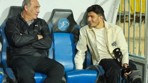 إسلام عيسى يؤازر سيراميكا كليوباترا من الملعب في مواجهة إنبي بالدوري الممتاز