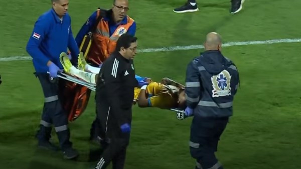 إصابة قوية لمصطفى خطاري بعد صدام عنيف مع مخلوف في مباراة الإسماعيلي ومودرن سبورت