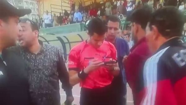 إيقاف عبد العزيز السيد وطاقم تحكيم مباراة طنطا والاتصالات بسبب واقعة الموبايل