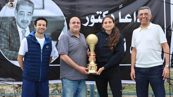 اتحاد السلة يسلم سيدات سبورتنج كأسا جديدا بدلا من المحطم في احتفالات التتويج