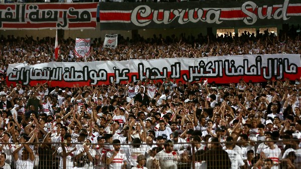 احتفالات صاخبة لجماهير الزمالك مع اللاعبين في ستاد القاهرة بعد التأهل لنهائي الكونفدرالية