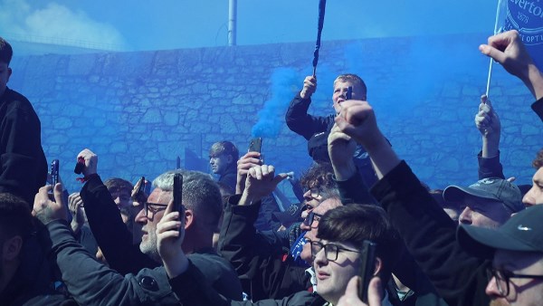 استقبال جماهيري خيالي للاعبي إيفرتون قبل مواجهة ليفربول في ديربي الميرسيسايد بالدوري الإنجليزي