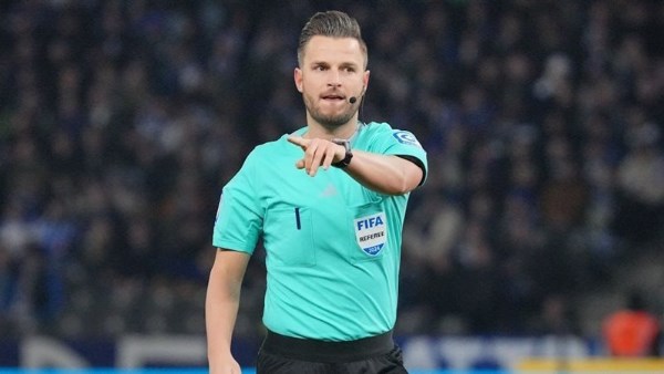 الألماني دانيال شلاجر حكما لمباراة الأهلي وبيراميدز بسجل حافل بالبطاقات الحمراء والصرامة التحكيمية