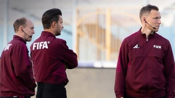 الألماني دانيال شلاجر يصل ملعب الدفاع الجوي لإدارة مباراة الأهلي وبيراميدز في الدوري المصري