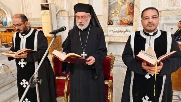 الأنبا باسيليوس يترأس صلوات بصخة يوم الجمعة العظيمة بكاتدرائية يسوع الملك في المنيا