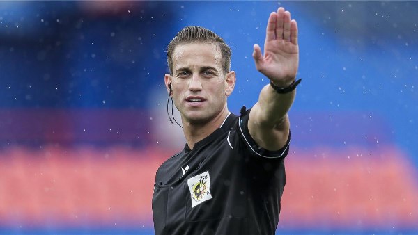 الإسباني خافيير روخاس حكما لمباراة القمة بين الأهلي والزمالك في الدوري المصري