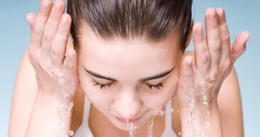 الإفراط في غسل الوجه يدمر بشرتك ويزيد حب الشباب