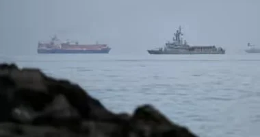 البيت الأبيض يرصد زيادة في حركة السفن بمضيق هرمز ويؤكد مراقبة الوضع عن كثب