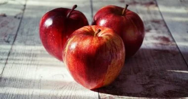 التفاح أم البرتقال: أيهما يمنحك تحكمًا أفضل بسكر الدم؟