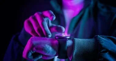 التوقيت الصيفي 2026: هل تتغير ساعات الهواتف الذكية تلقائيًا؟