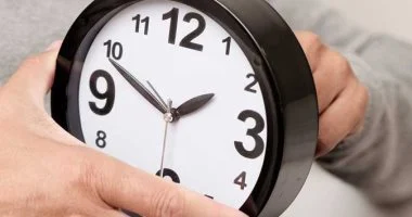التوقيت الصيفي: دليلك لتحسين النوم مع تقديم الساعة
