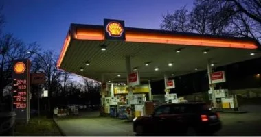 الحكومة تدرس تحديد مواعيد غلق المحلات التجارية بعد 27 أبريل لتقليل استهلاك الكهرباء