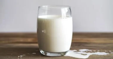 الحليب كامل الدسم بانتظام: فوائد بالجملة ومحاذير هامة لصحتك