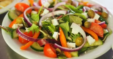 السلطة والقولون: هل طبقك الصحي يسبب لك المتاعب؟خبراء يجيبون