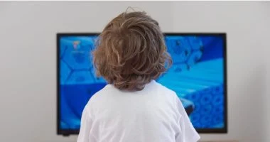 الشاشات تزيد صعوبات اللغة والاجتماع لدى الأطفال