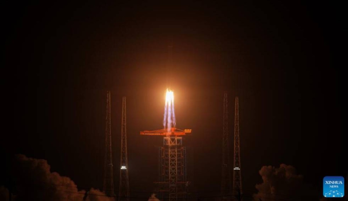 الصين تطلق 18 قمراً اصطناعياً جديداً لمنافسة إيلون ماسك في خدمات الإنترنت الفضائي