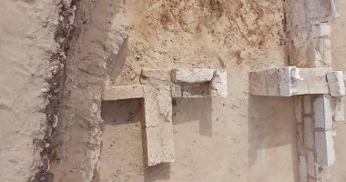 العثور على مومياوات وألسنة ذهبية وبردية نادرة في كشف أثري جديد بالمنيا