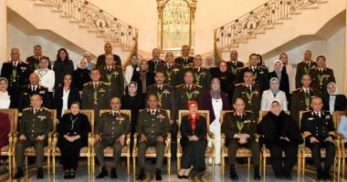 الفريق أول أشرف سالم زاهر يكرم عدداً من قادة القوات المسلحة ويمنحهم وسام الجمهورية