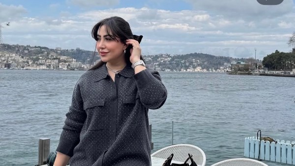 الفنانة بوسي تلفت الأنظار بإطلالة رمادية مطرزة خلال رحلتها الأخيرة في تركيا