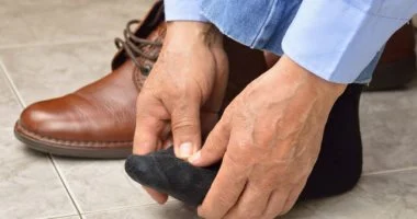 القدمان تكشفان أمراضاً خطيرة.. تنميل وتورم وإنذارات صامتة