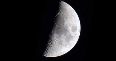 القمر يزين سماء العالم العربي الليلة في طور التربيع الأول بنصف قرص مضاء