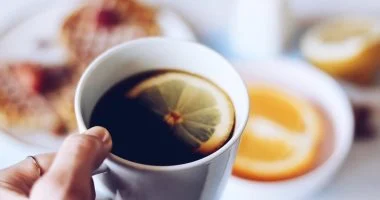 القهوة بالليمون: حقيقة الفوائد ومخاطر التريند الصحي الجديد