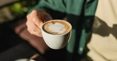 القهوة لصحة الأمعاء والدماغ: فوائد أعمق مما تتخيل