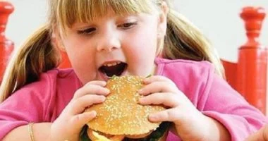 الكبد الدهني يصيب الأطفال الأصغر سنًا.. ما الأسباب والعوامل؟