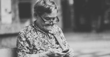 المتقاعدون يواجهون إدمان الهواتف الذكية: كيف يبتلع هاتفك وقتك بعد التقاعد