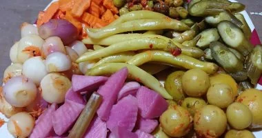 المخللات: تأثيرات خطيرة على الهضم وتوازن السوائل بالجسم