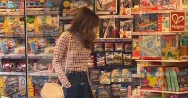 الملكة رانيا في جولة عفوية بشوارع الأردن تتسوق الهدايا لحفيدتيها وتتواصل مع المواطنين