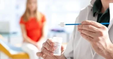 النزيف والإفرازات غير الطبيعية: علامات مبكرة لسرطان عنق الرحم وكيفية الوقاية