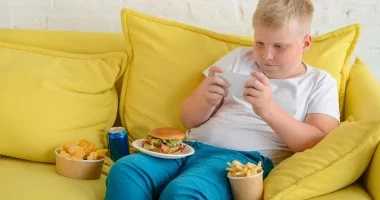 الهواتف الذكية تزيد خطر سمنة الأطفال وتؤثر على صحتهم