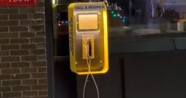 الهواتف العمومية تعيد ربط الأجيال بجذور التواصل الإنساني